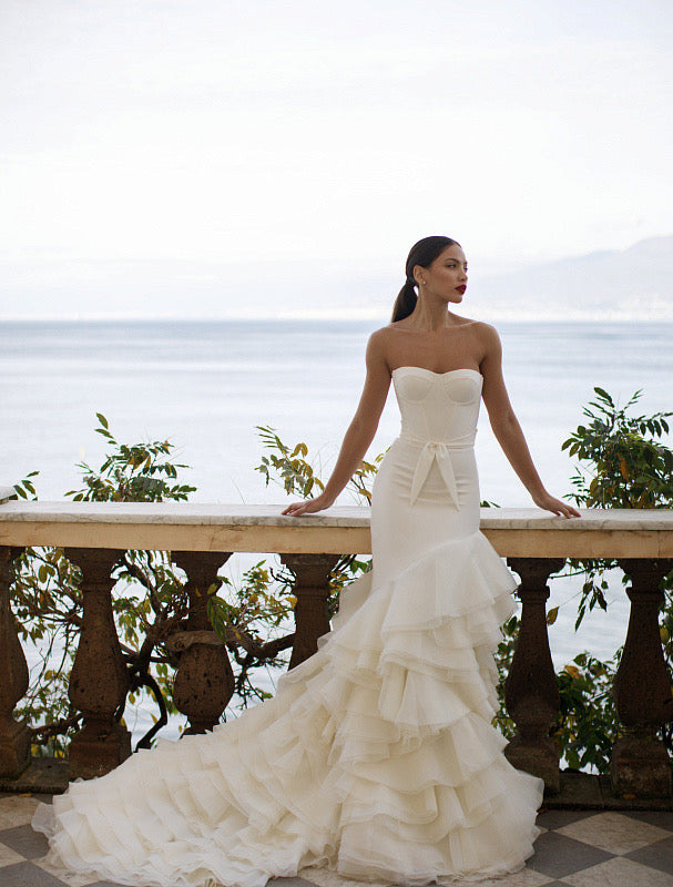 Smart A-Line Silhouette White Wedding Dress| Wedding Gowns L / White / Satin Smart A-Line Silhouette White Wedding Dress| Wedding Gowns L / White / Satin