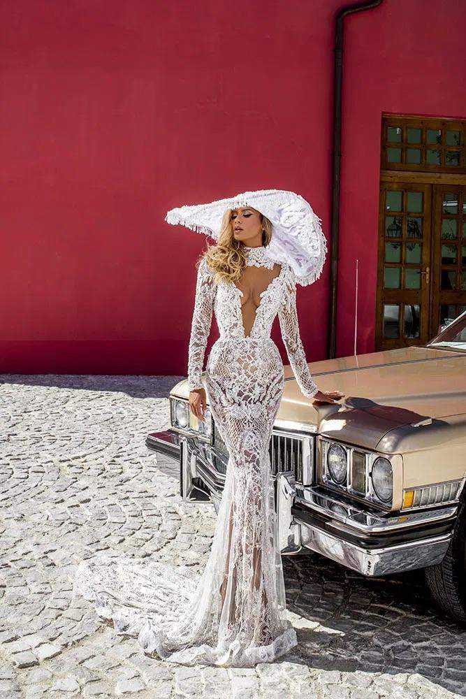 Vestido de novia con encaje y sombrero - Main Image