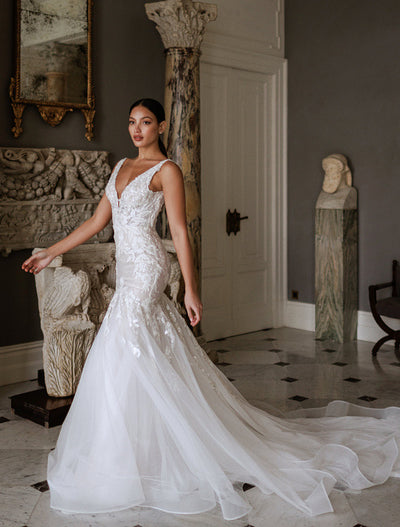 Kairi Elegant V-Neck White Wedding Dress