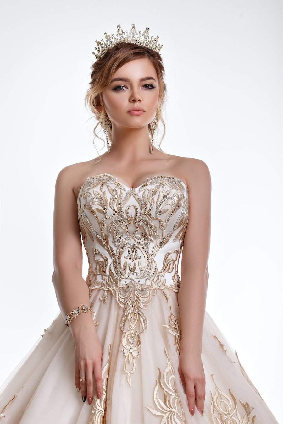 Beige A-Line Wedding Dress M / Gold / Lace Beige A-Line Wedding Dress M / Gold / Lace
