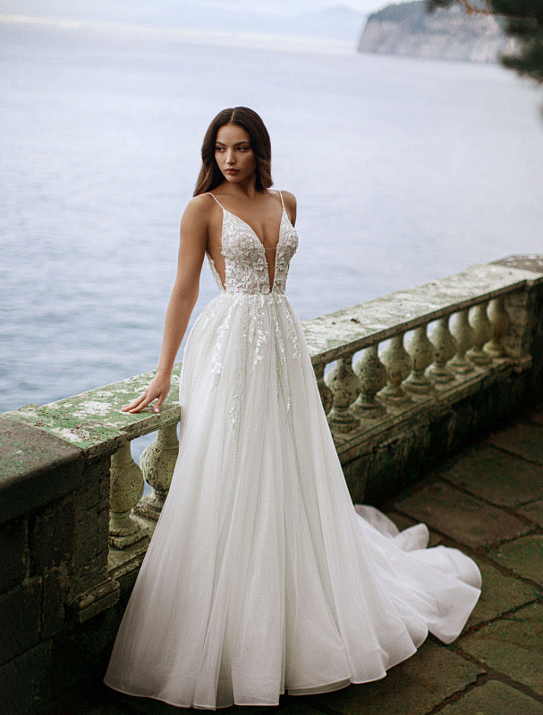 Implausible White Wedding Dress| Wedding Gowns L / White / Satin