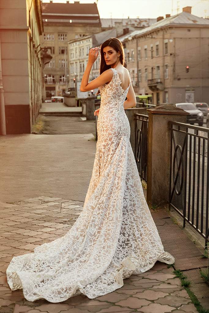 Pearlescent White Wedding Dress| Wedding Gowns M / White / Lace