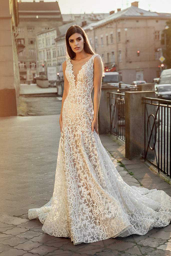 Pearlescent White Wedding Dress| Wedding Gowns M / White / Lace